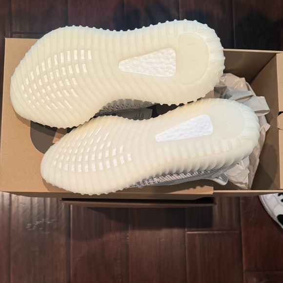 Yeezy 350 boost v2 in white - Picture 2 of 8